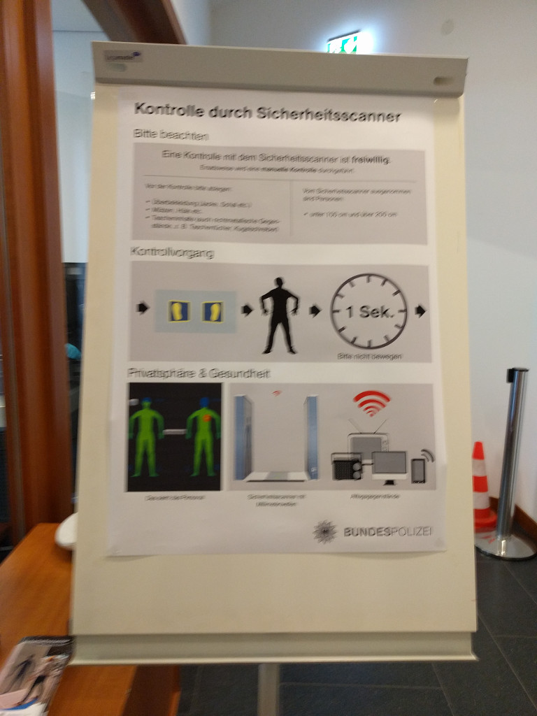 Sign about voluntary naked scanner at German Ministry of the
Interior