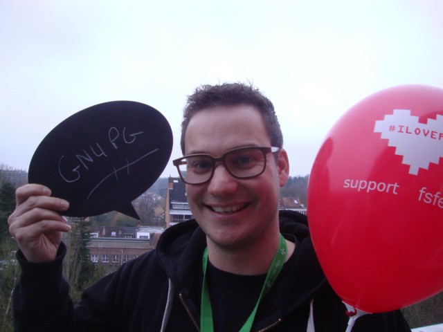 Person with a red ilovefs balloon and a speaking buble saying
GnuPG