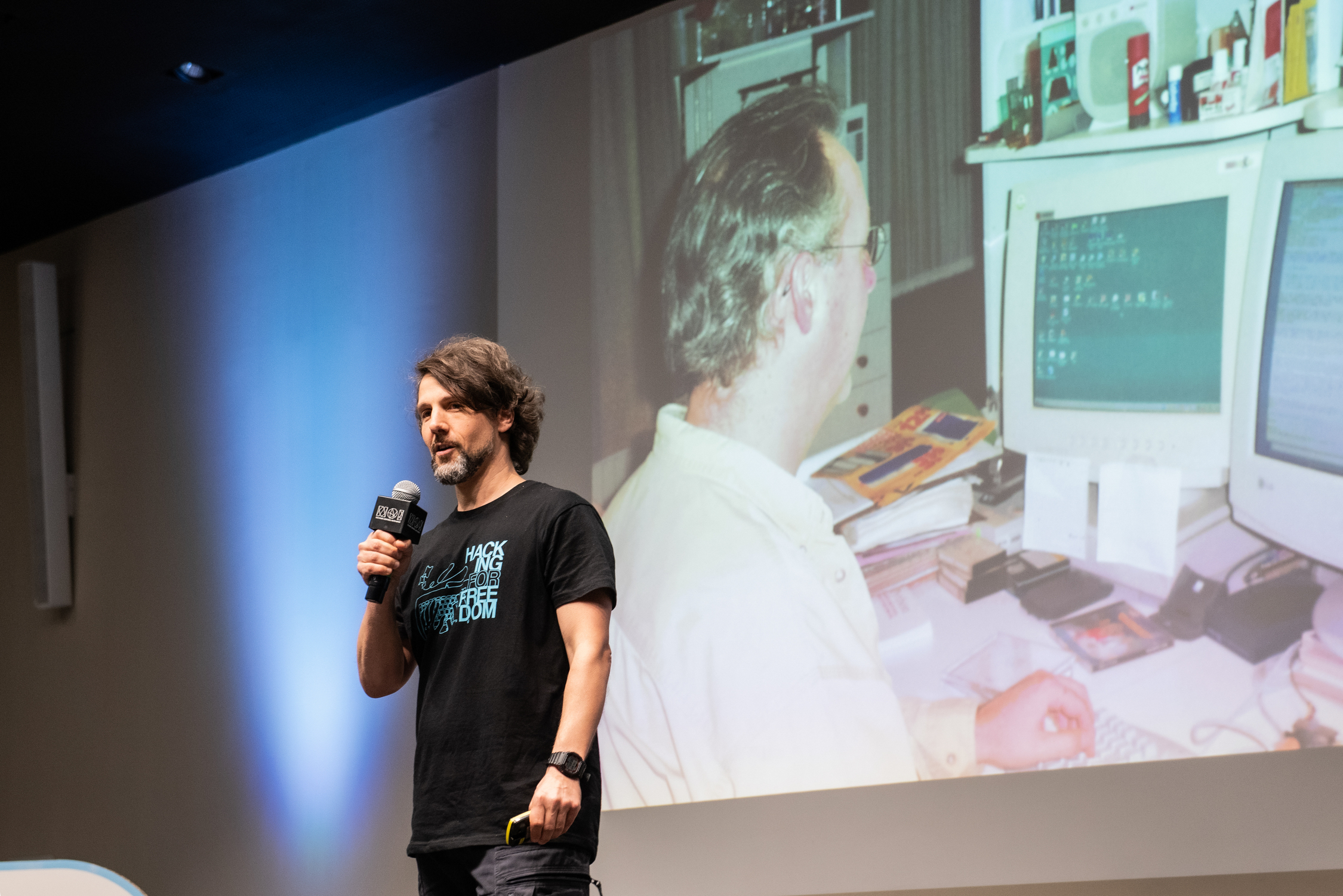 Matthias thanking Bram Moolenaar on stage at SFSCON 2024 with picture
of Bram coding on Vim in the background - CC-BY-SA 4.0
NOI